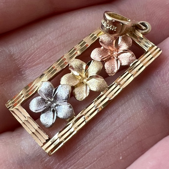 VINTAGE 14K TRI COLOR YELLOW ROSE WHITE GOLD PLUMERIA FLOWERS CHARM PENDANT - Picture 16 of 16